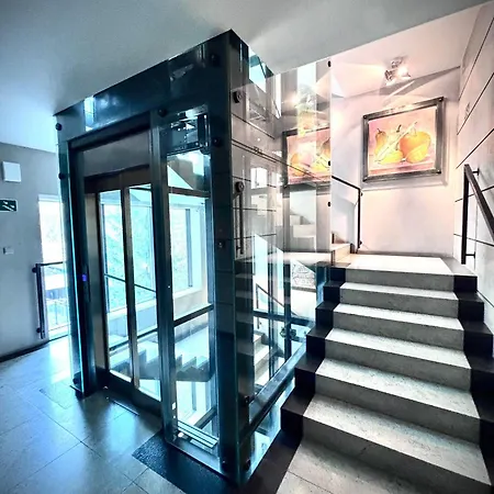 White Glove 1 Maja Centrum